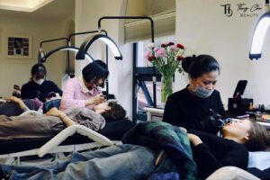 Kỹ thuật viên đang thực hiện phun môi cho khách hàng với thiết bị hiện đại, không gây sưng