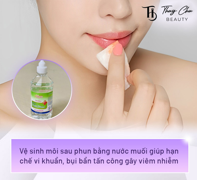 Nhẹ nhàng vệ sinh môi bằng bông thấm nước muối sinh lý