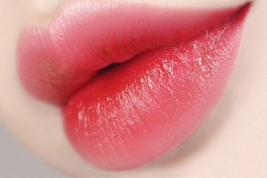 phun môi collagen hiện đại với đôi môi căng mọng, tự nhiên