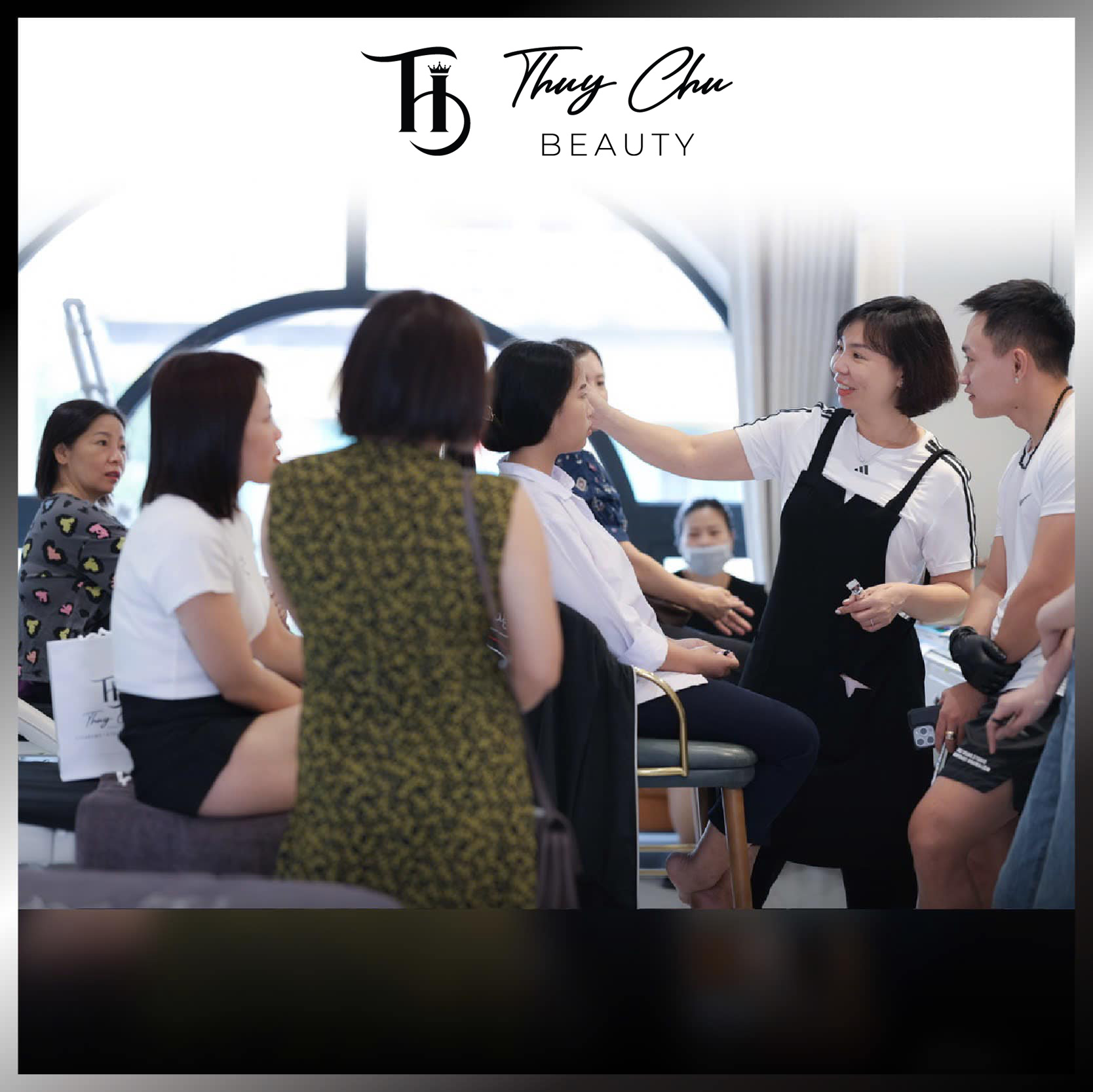 Hình ảnh thẩm mỹ viện uy tín với chuyên viên tư vấn tận tình