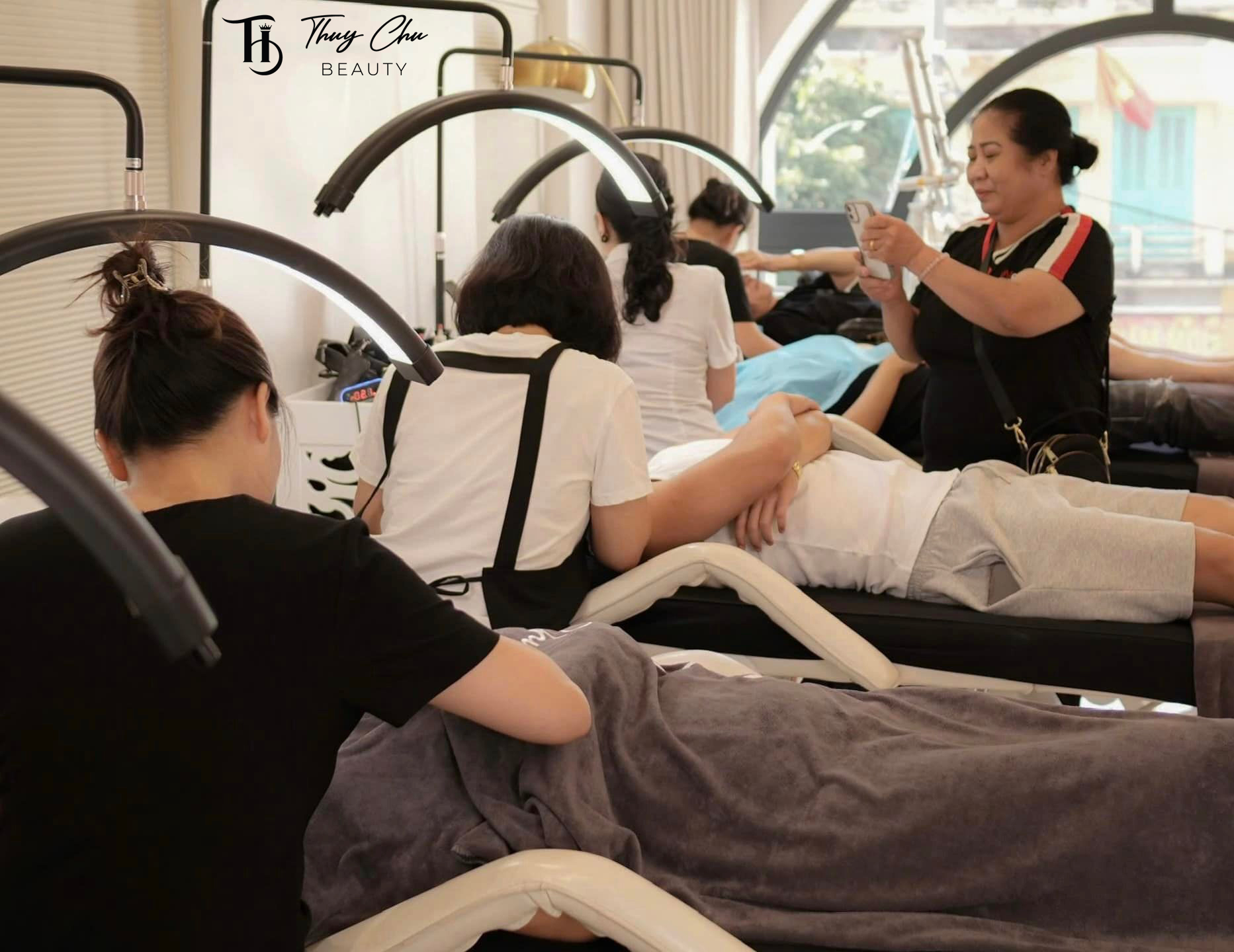 Khách hàng đang được phun chân mày để định hình dáng mày chuẩn phong thủy lâu dài