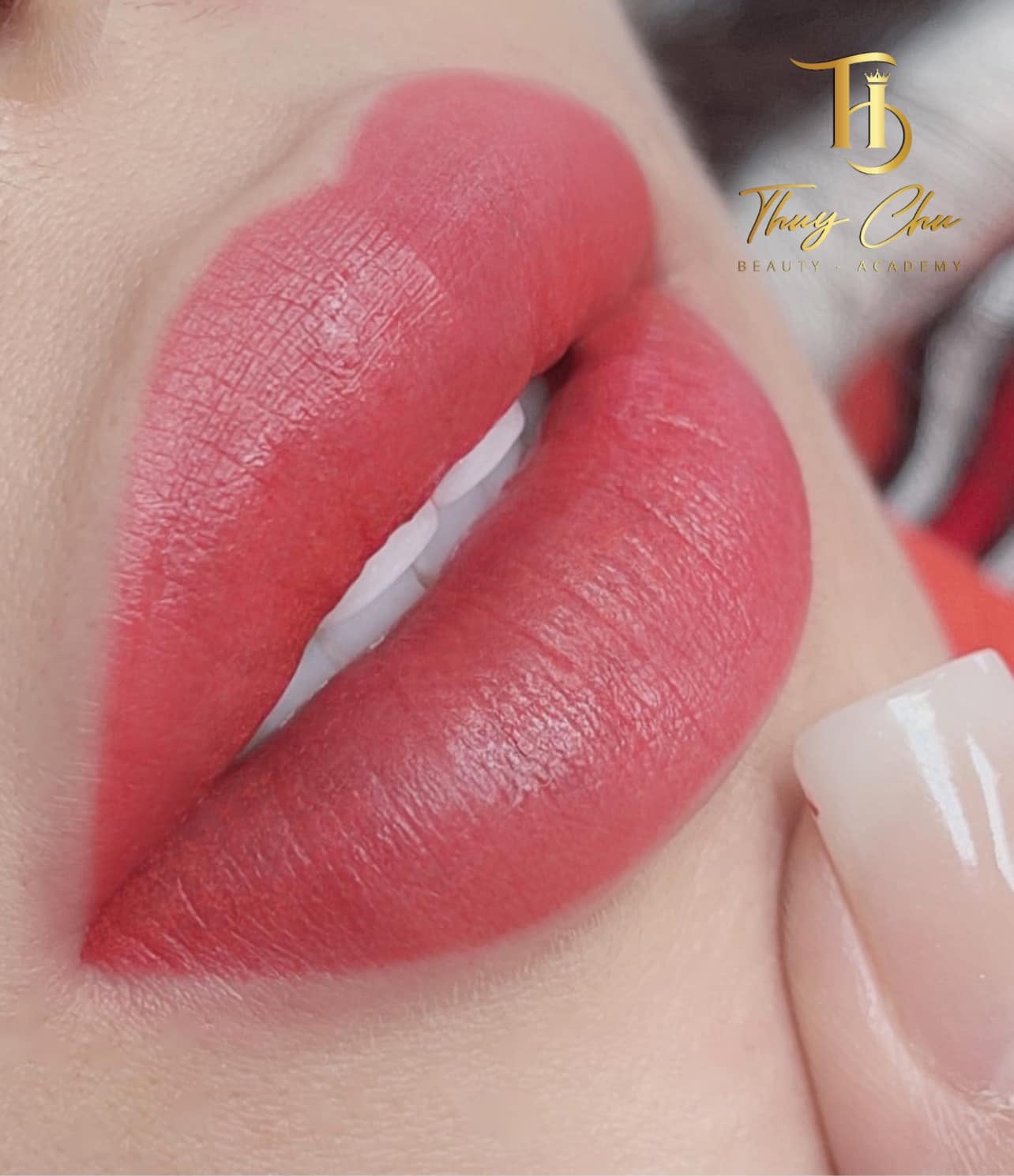 Hình ảnh môi phun đỏ hồng căng bóng, làm nổi bật gương mặt tươi tắn