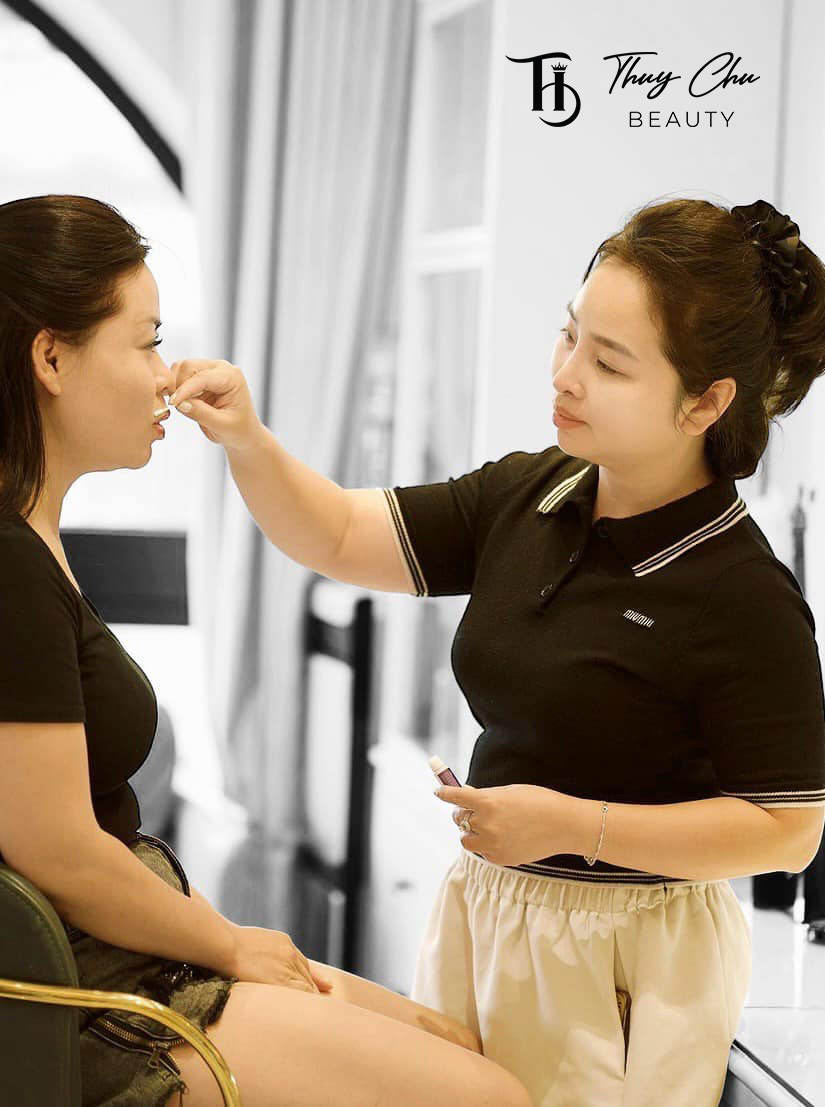 Khách hàng được chuyên viên tư vấn màu môi hot 2025 tại Thẩm mỹ Thúy Chu