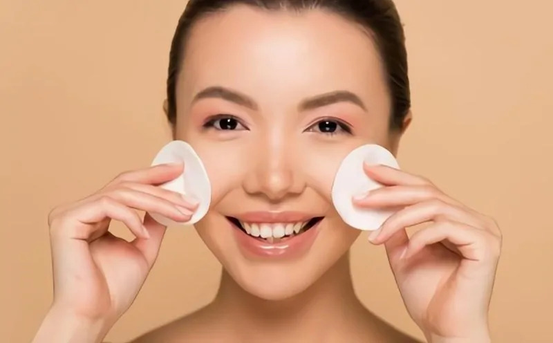 Bước tẩy trang giúp loại bỏ bụi bẩn và dầu thừa tích tụ cả ngày