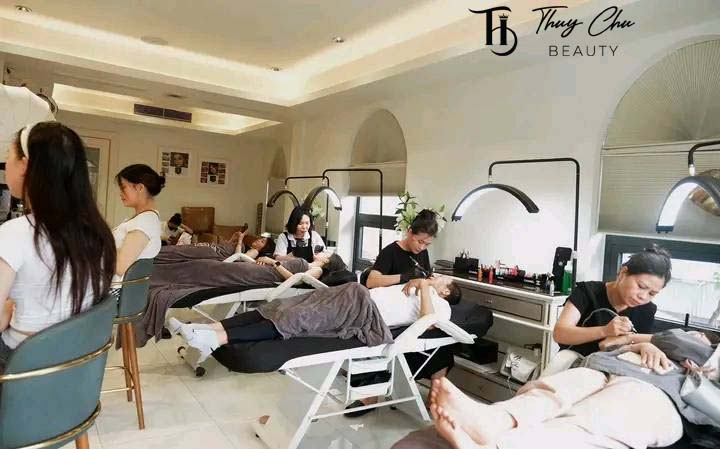 Chuyên viên đang thực hiện phun xăm tại Thẩm mỹ Thúy Chu