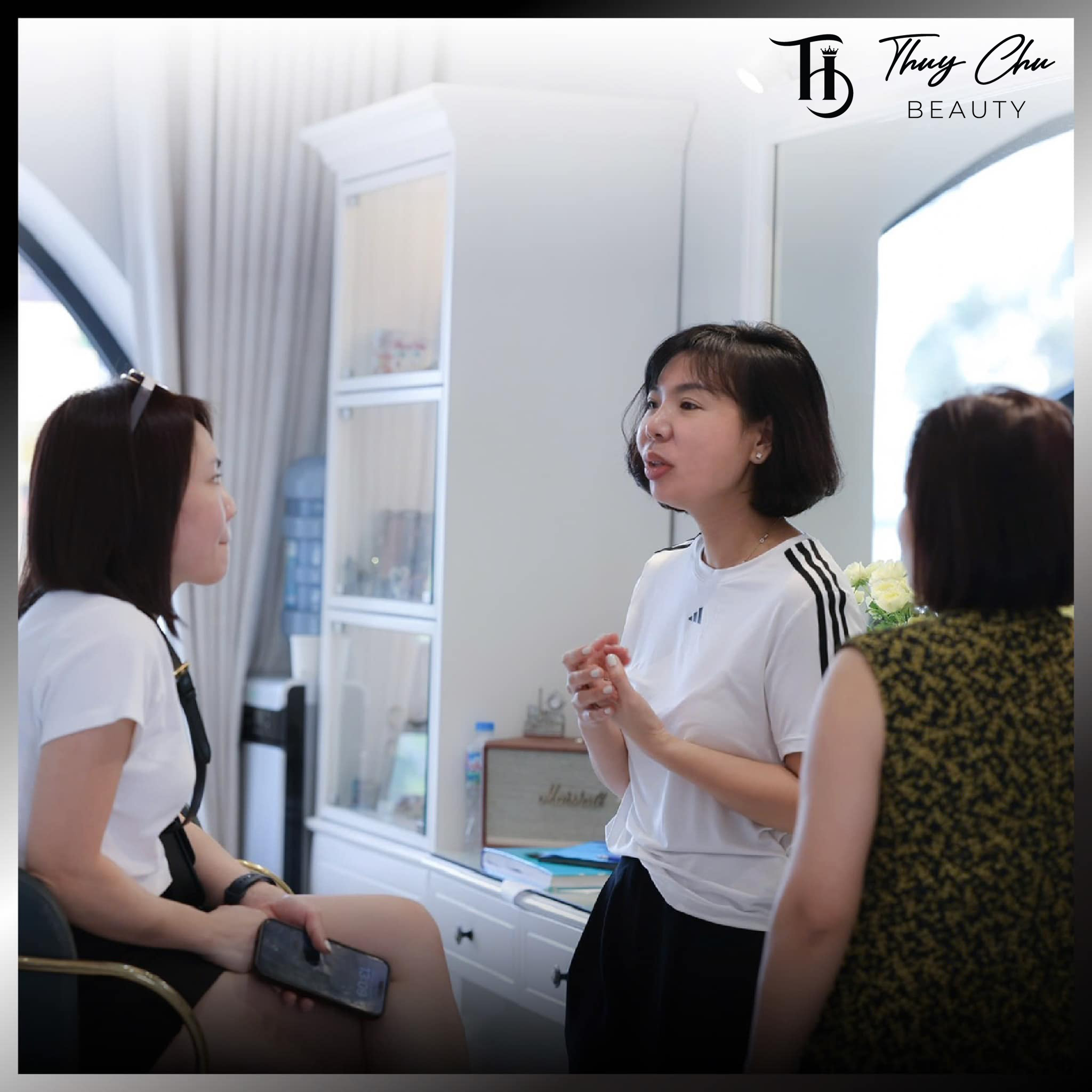 Chuyên viên tư vấn phun xăm cho khách hàng tại Thẫm mỹ viện Thúy Chu
