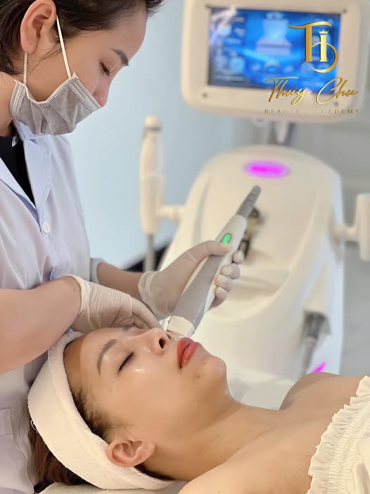 Khách hàng đang thoa kem dưỡng sau khi nâng cơ RF vaccum theo hướng dẫn chuyên viên