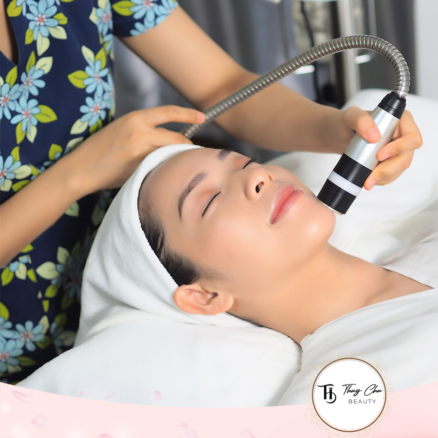 Kỹ thuật viên đang thực hiện điện di cho khách hàng có làn da yếu sau điều trị mụn