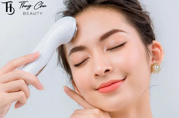 Thiết bị đầu điện di tiếp xúc với da mặt, đưa tinh chất vào sâu bên trong cấu trúc da