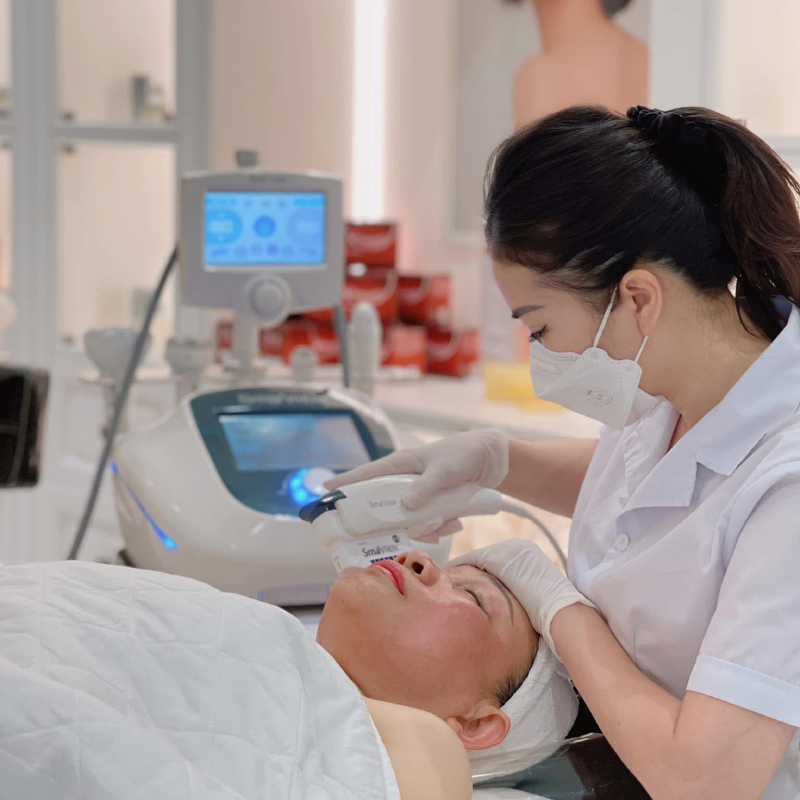 HIFU là công nghệ làm đẹp tiên tiến sử dụng sóng siêu âm hội tụ cường độ cao để tác động sâu vào các lớp cấu trúc da, đặc biệt là lớp SMAS.