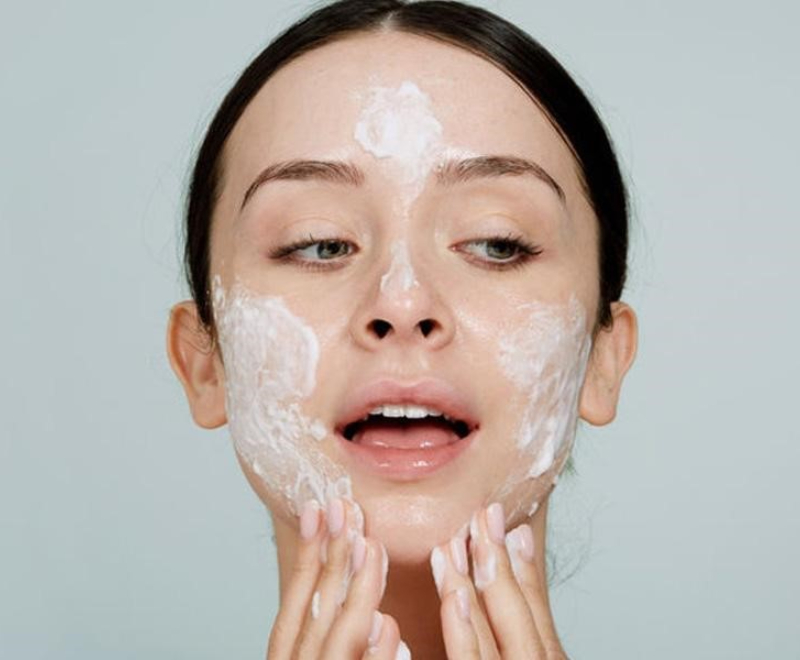 Rửa mặt quá nhiều sẽ khiến da mất đi lớp dầu tự nhiên.