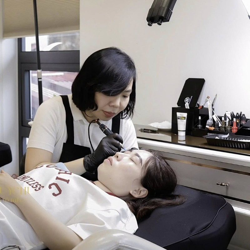 Xu hướng phun mày mới nhấn mạnh vào tiêu chí: tự nhiên – an toàn – cá nhân hóa, mang đến đôi mày vừa thanh thoát vừa hợp với từng gương mặt.