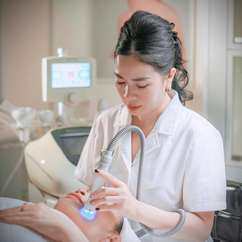 Tại Thẩm mỹ viện Thúy Chu, liệu trình điện di vitamin C được thực hiện với máy điện di công nghệ cao và serum vitamin C tinh khiết nhập khẩu, đảm bảo hiệu quả rõ rệt ngay từ lần đầu.
