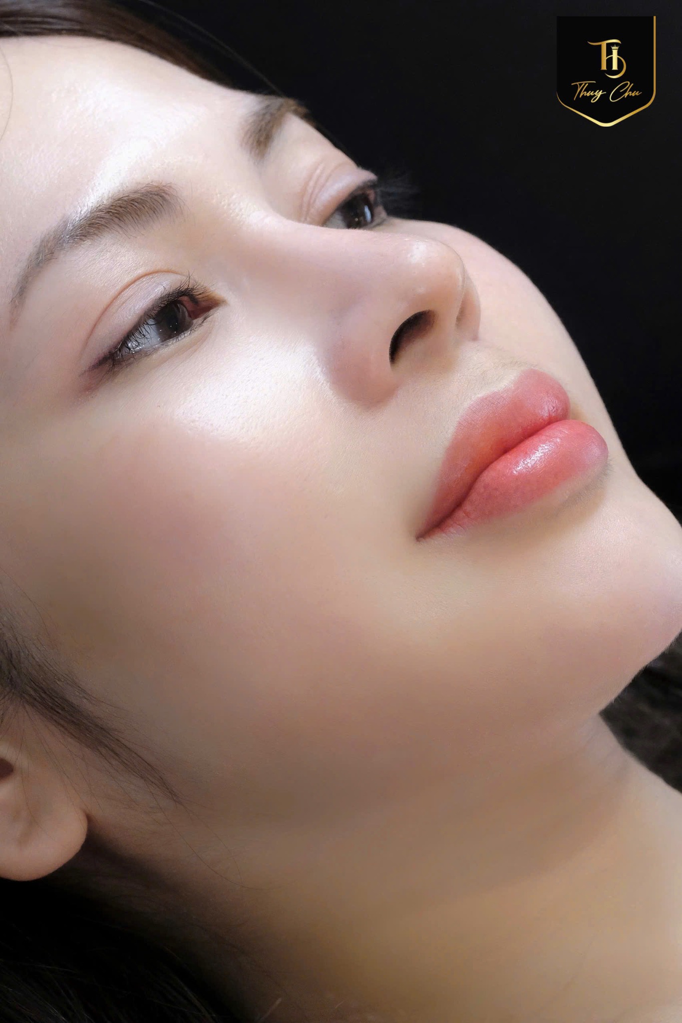 Khách hàng chăm sóc môi đúng cách sau phun để hạn chế kích ứng da nhạy cảm