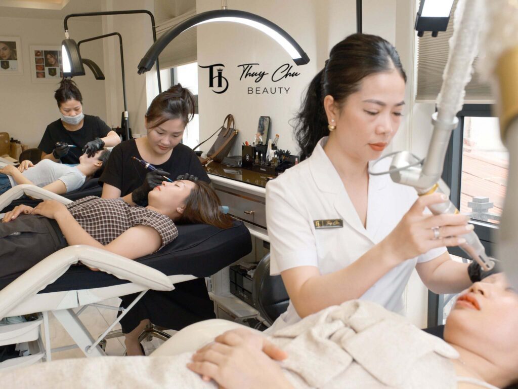 Khách hàng da nhạy cảm được chuyên viên thực hiện phun môi bằng công nghệ an toàn