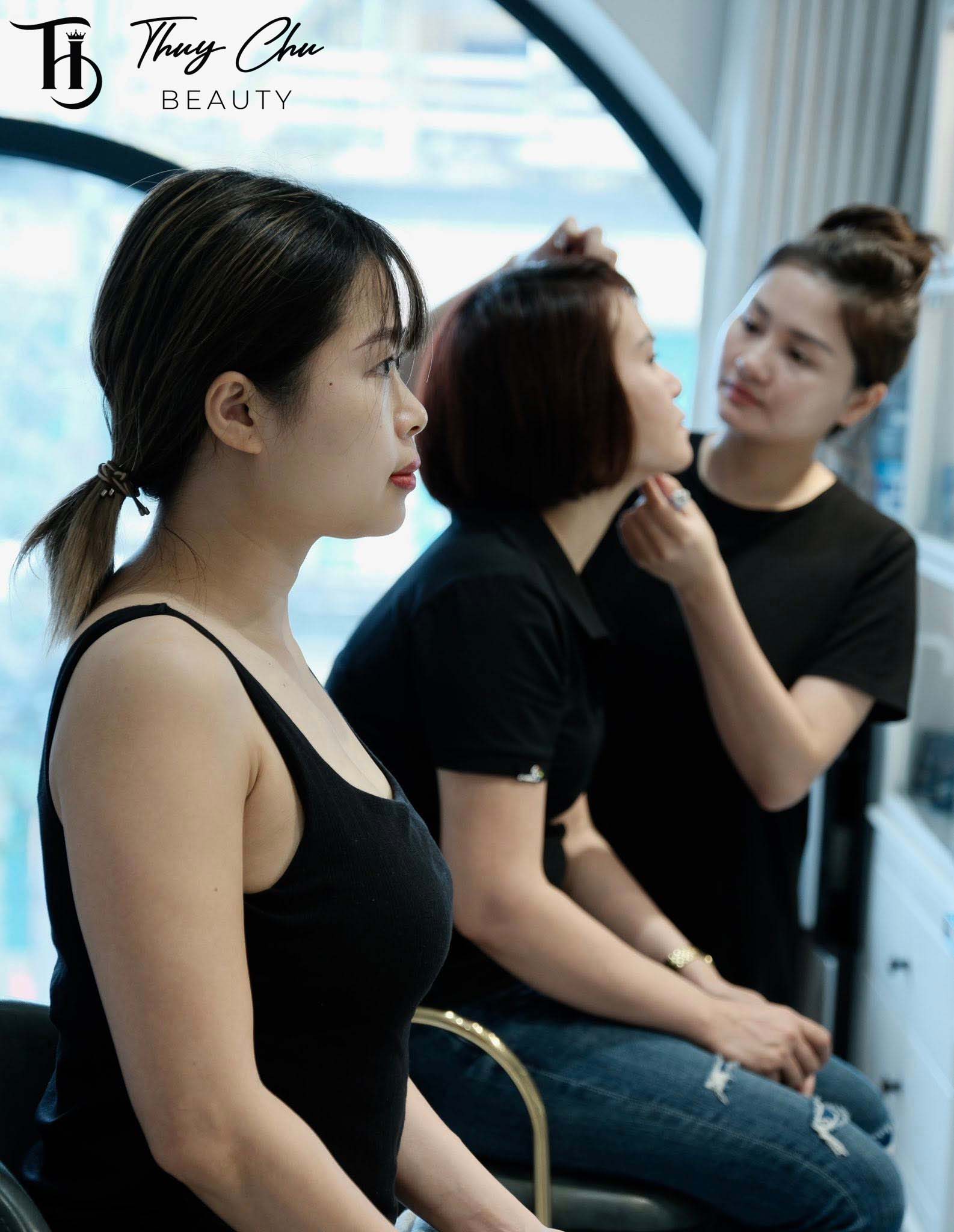 Khách hàng đang tư vấn với chuyên viên phun xăm để lựa chọn kiểu dáng phù hợp