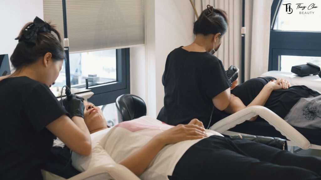 Kỹ thuật viên tại Thẩm mỹ viện Thúy Chu đang phun mày cho khách hàng bằng công nghệ hiện đại