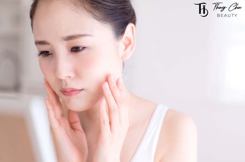 Làn da nhạy cảm dễ bị mẩn đỏ, nổi mụn và kích ứng khi tiếp xúc với tác nhân bên ngoài.