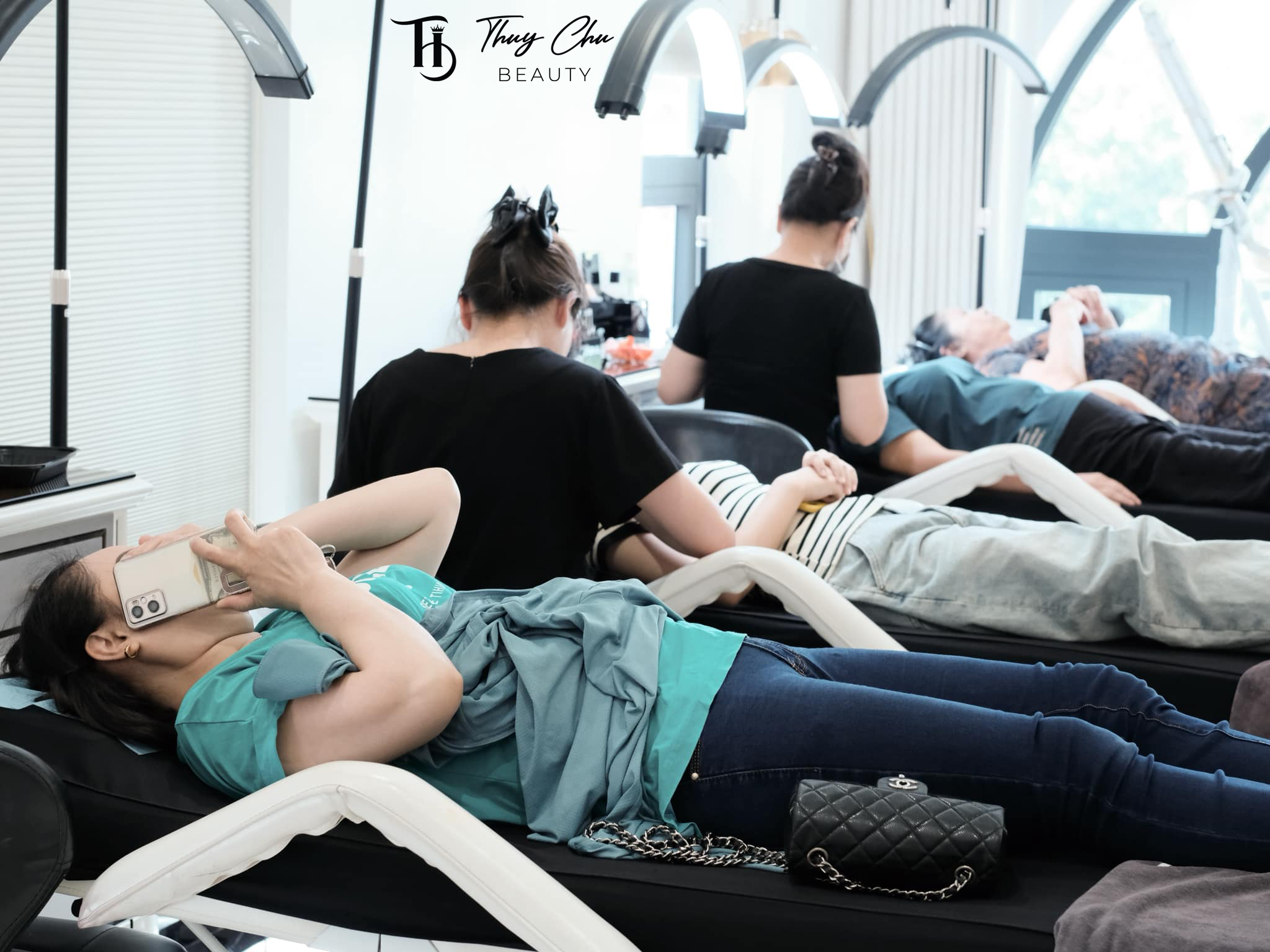 Hình ảnh khách hàng đang được chuyên viên thực hiện phun môi tại Thẩm mỹ Thúy Chu