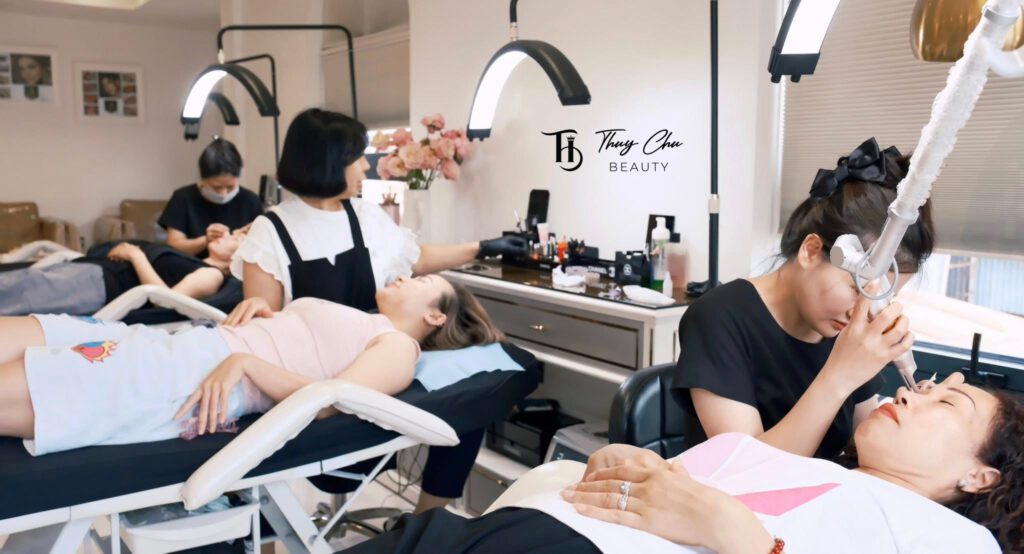 Kỹ thuật viên đang thực hiện điêu khắc chân mày cho khách hàng tại thẩm mỹ Thúy Chu