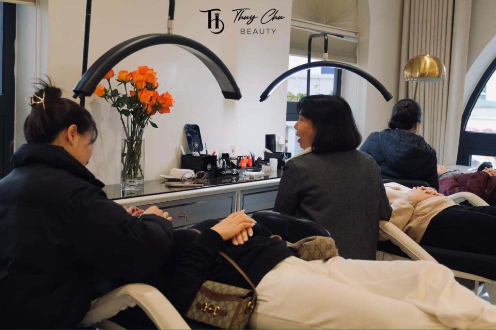 Kỹ thuật viên hướng dẫn khách hàng cách chăm sóc môi sau phun để lên màu chuẩn