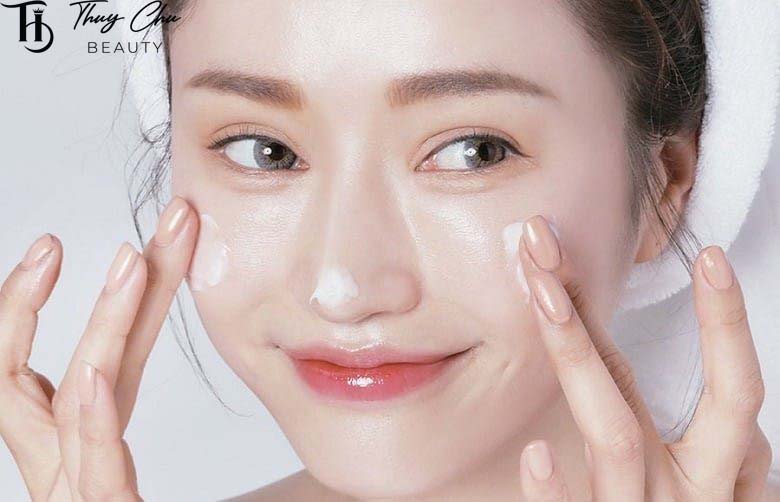 Thoa kem dưỡng ẩm ngay sau khi rửa mặt để da giữ được độ ẩm tối đa